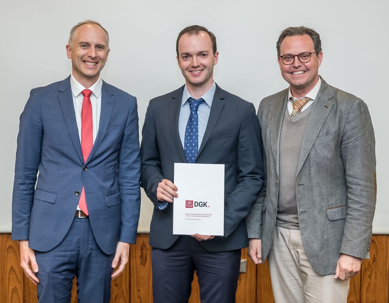 v.l.n.r.: Prof. Dr. Stefan Stadler, Preisträger Dr. Philipp Hegner, Prof. Dr. Michael Arzt (©DGK/Thomas Hauss) 