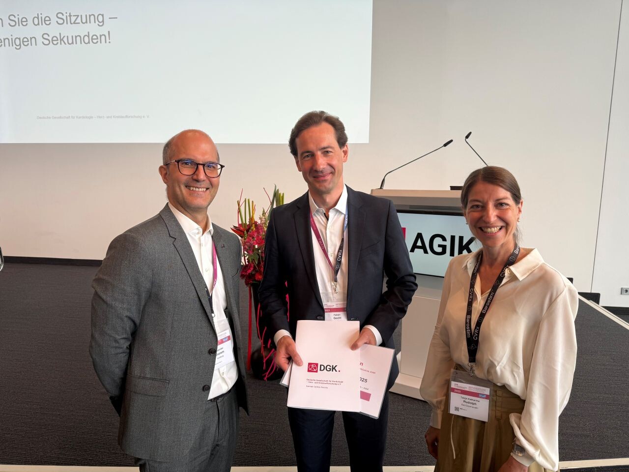 v.l.n.r.: Prof. Dr. Alexander Ghanem, Preisträger Dr. Fabian Gocht, Prof. Dr. Tanja Rudolph (Foto: A. Ghanem)