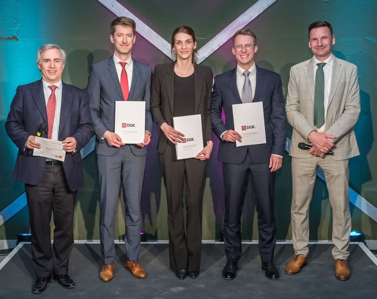 v.l.n.r.: Prof. Dr. Ulf Landmesser, Preisträger Dr. Henning Guthoff, Preisträgerin Anne Schöber, Preisträger PD Dr. Philipp Doldi, Prof. Dr. Holger Thiele (©DGK/Thomas Hauss) 