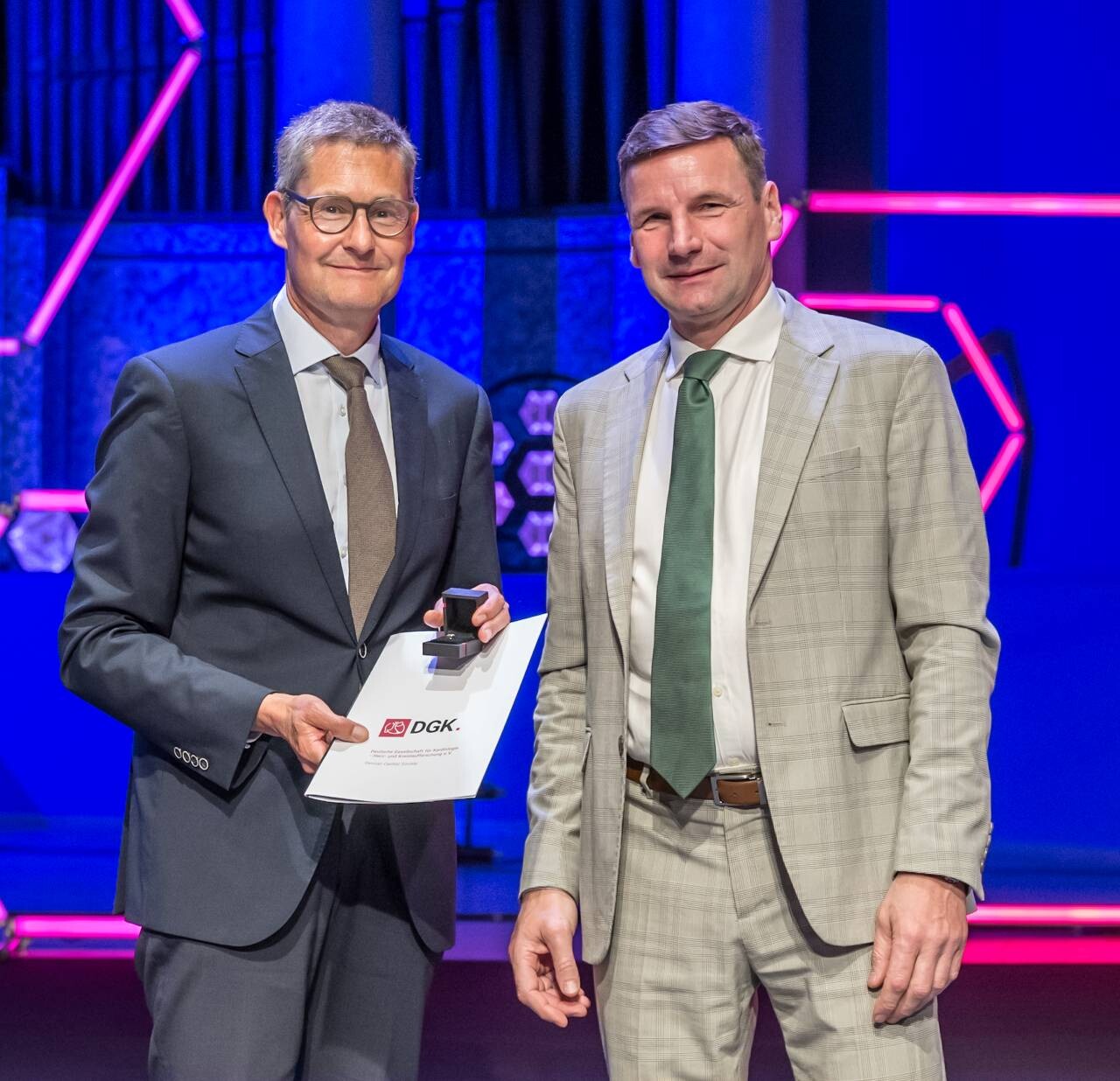 v.l.n.r.: Preisträger Prof. Dr. Lars Eckardt, Prof. Dr. Holger Thiele (©DGK/Thomas Hauss)