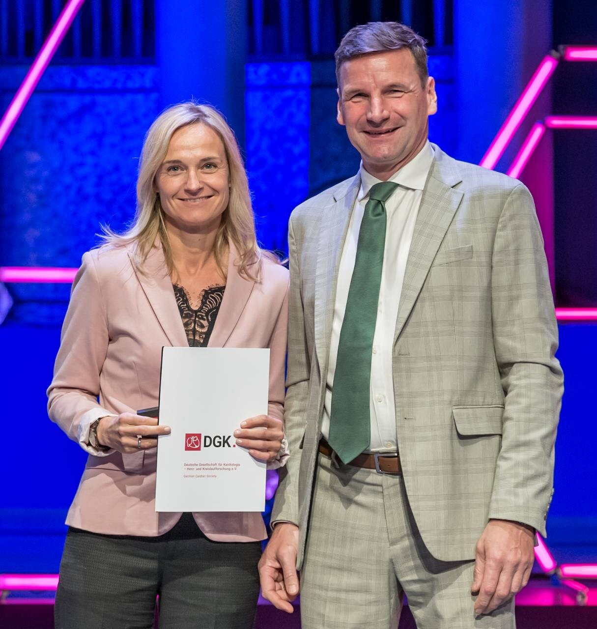 v.l.n.r.: Preisträgerin Prof. Dr. Katrin Streckfuß-Bömeke, Prof. Dr. Holger Thiele (©DGK/Thomas Hauss)