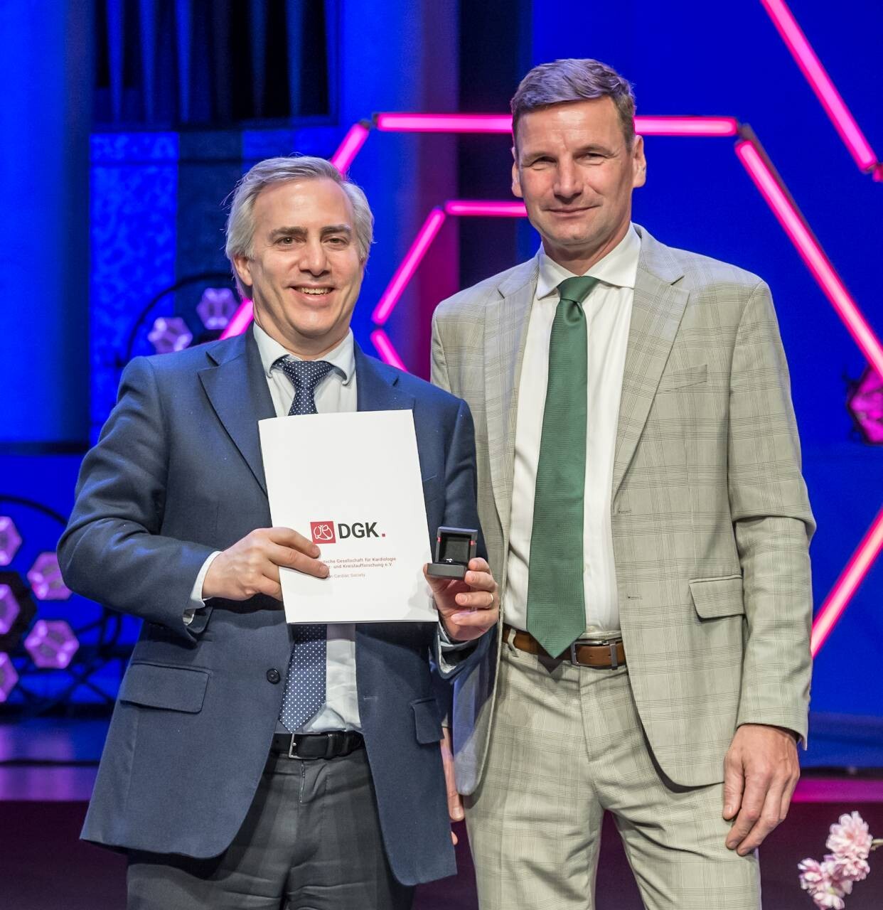 v.l.n.r.: Preisträger Prof. Dr. Ulf Landmesser, Prof. Dr. Holger Thiele (©DGK/Thomas Hauss)