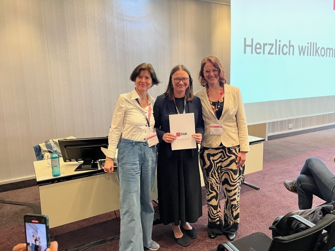 v.l.n.r.: Prof. Dr. Silvia Ulrich Somaini, Preisträgerin Dr. Mariya M. Kucherenko, Prof. Christina A. Eichstaedt (©Harutyunova)