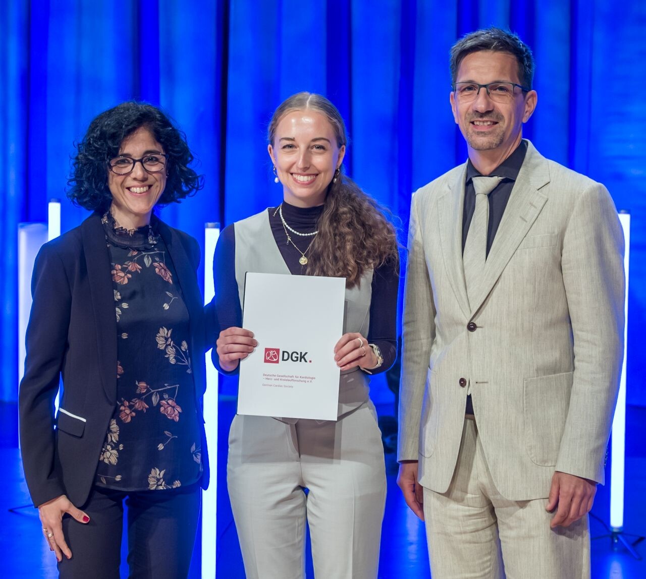 vlnr: Prof. Dr. Laura Zelarayán, Preisträgerin 1. Platz Hannah Bühringer, Prof. Dr. Axel Linke (©DGK/Thomas Hauss) 