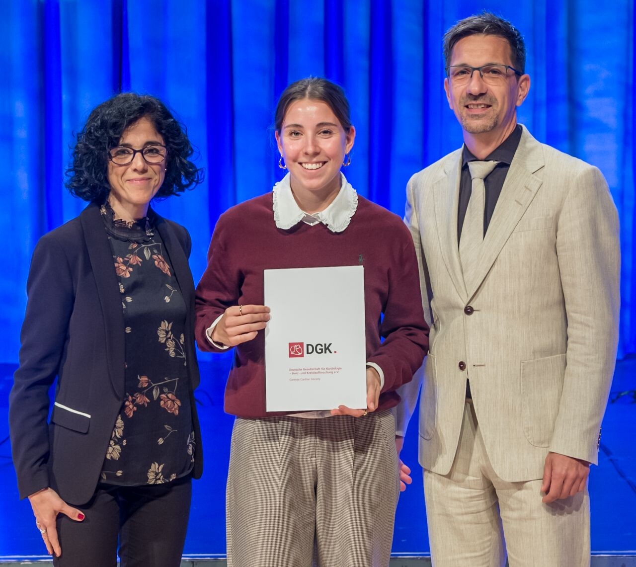 vlnr: Prof. Dr. Laura Zelarayán, Preisträgerin 2. Platz Amelie Paasche, Prof. Dr. Axel Linke (©DGK/Thomas Hauss)
