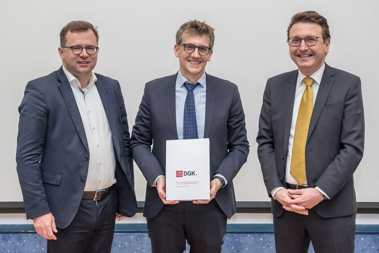v.l.n.r.: Prof. Dr. Rolf Wachter, Preisträger 1. Platz Prof. Dr. Christian Veltmann, Prof. Dr. Dr. Stephan von Haehling (©DGK/Thomas Hauss)