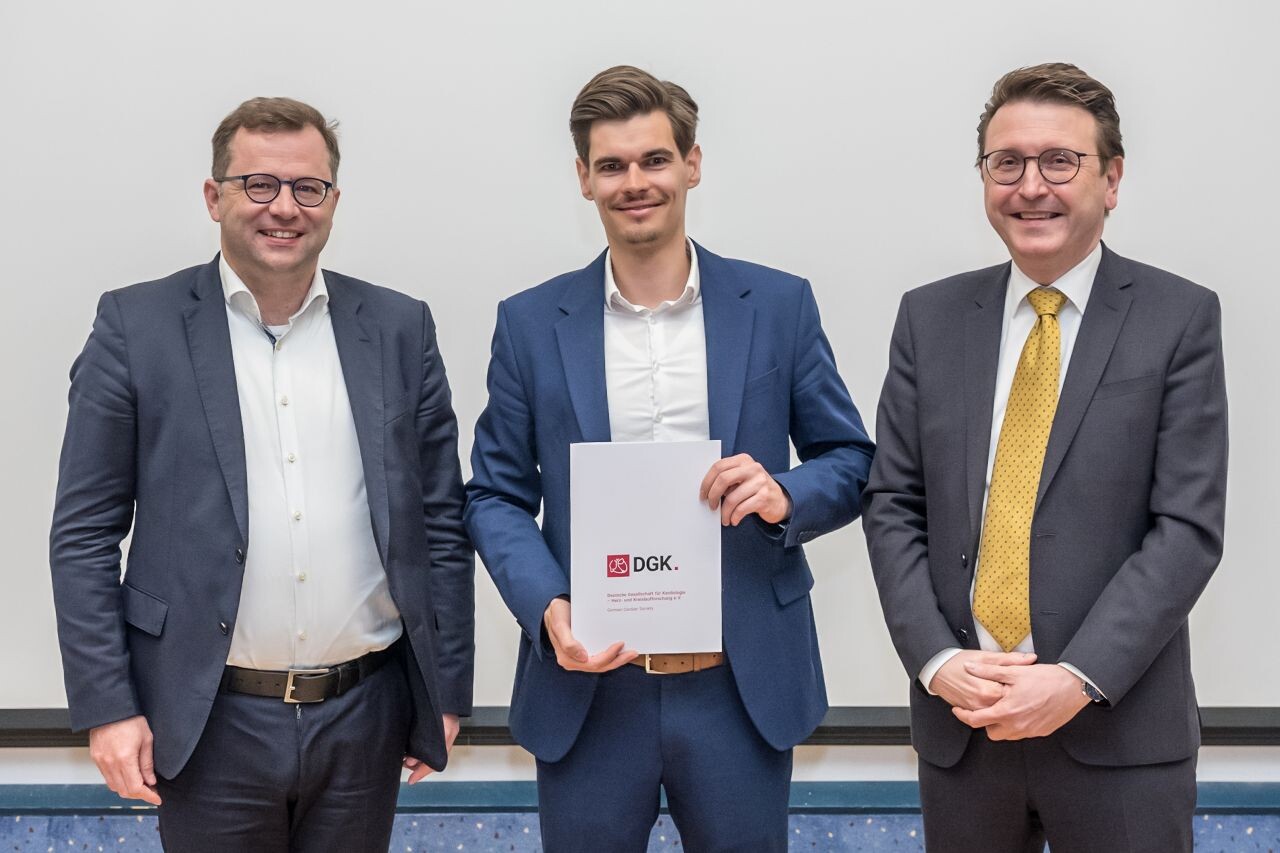 v.l.n.r.: Prof. Dr. Rolf Wachter, Preisträger 3. Platz Dr. Jonas Sundermeyer, Prof. Dr. Dr. Stephan von Haehling (©DGK/Thomas Hauss)