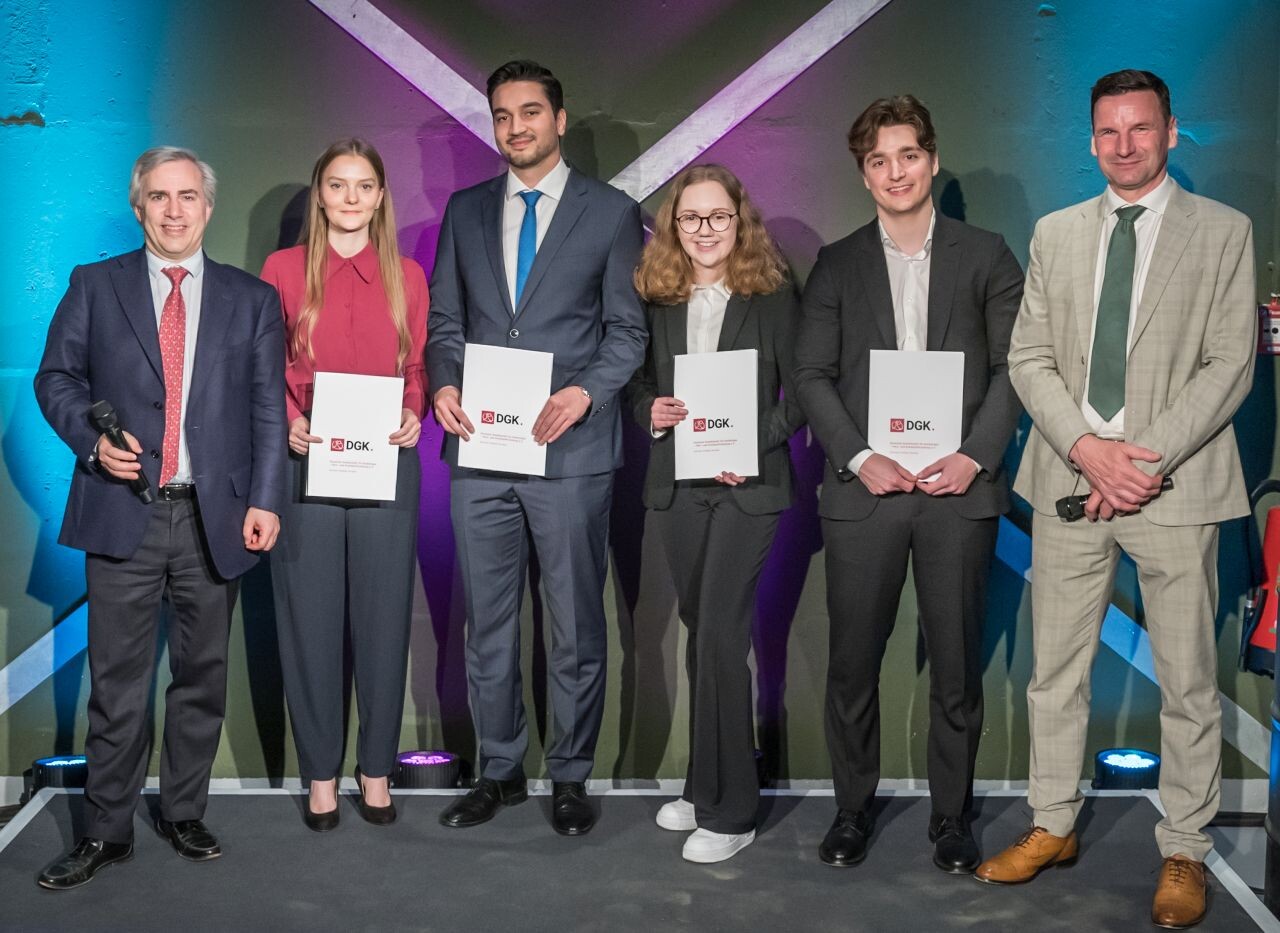 v.l.n.r.: Prof. Dr. Ulf Landmesser, Preisträgerin Carolin Gragoll, Preisträger Nadim Tabaza, Preisträgerin 1. Platz Paulina Hartmann, Preisträger Luis Eichelmann, Prof. Dr. Holger Thiele (©DGK/Thomas Hauss)