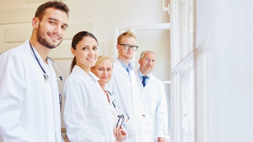 Gruppe junger Ärzte