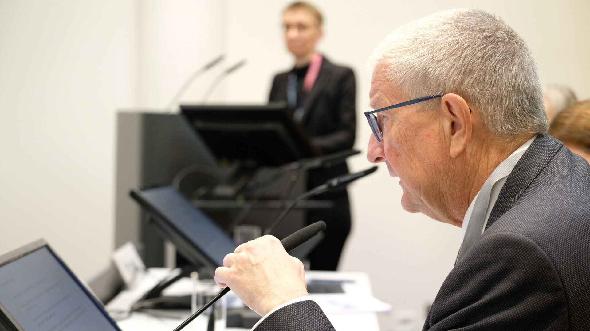 Pressesprecher Prof. Böhm bei einer Pressekonferenz