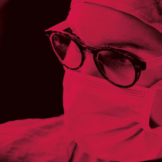 Nahaufnahme einer jungen Ärztin mit Mundschutz