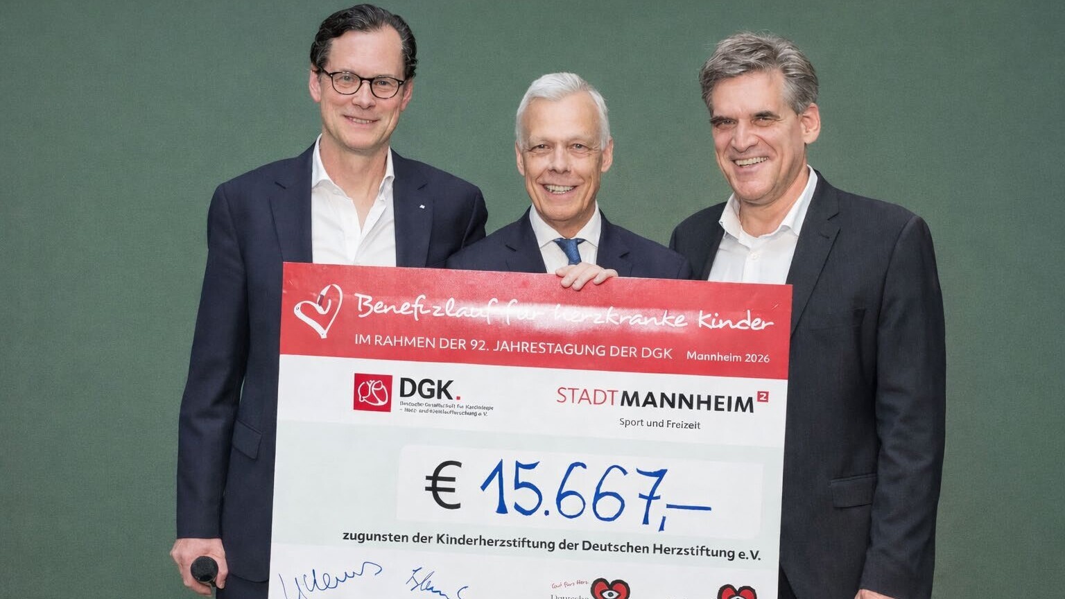 Rekord-Erlös: Prof. Dr. Thomas Voigtländer, Vorstandsvorsitzender der Deutschen Herzstiftung (M.) nimmt den Spendenscheck von DGK-Tagungspräsident Prof. Dr. Stephan Willems, Asklepios Klinik St. Georg in Hamburg (l.), und DGK-Präsident Prof. Dr. Stefan Blankenberg, Universitätsklinikum Hamburg-Eppendorf (UKE), entgegen.