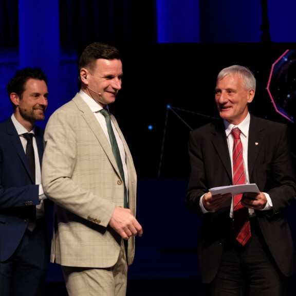 dgk-jahrestagung-goldene-ehrennadel-smetak-1zu1-576x576