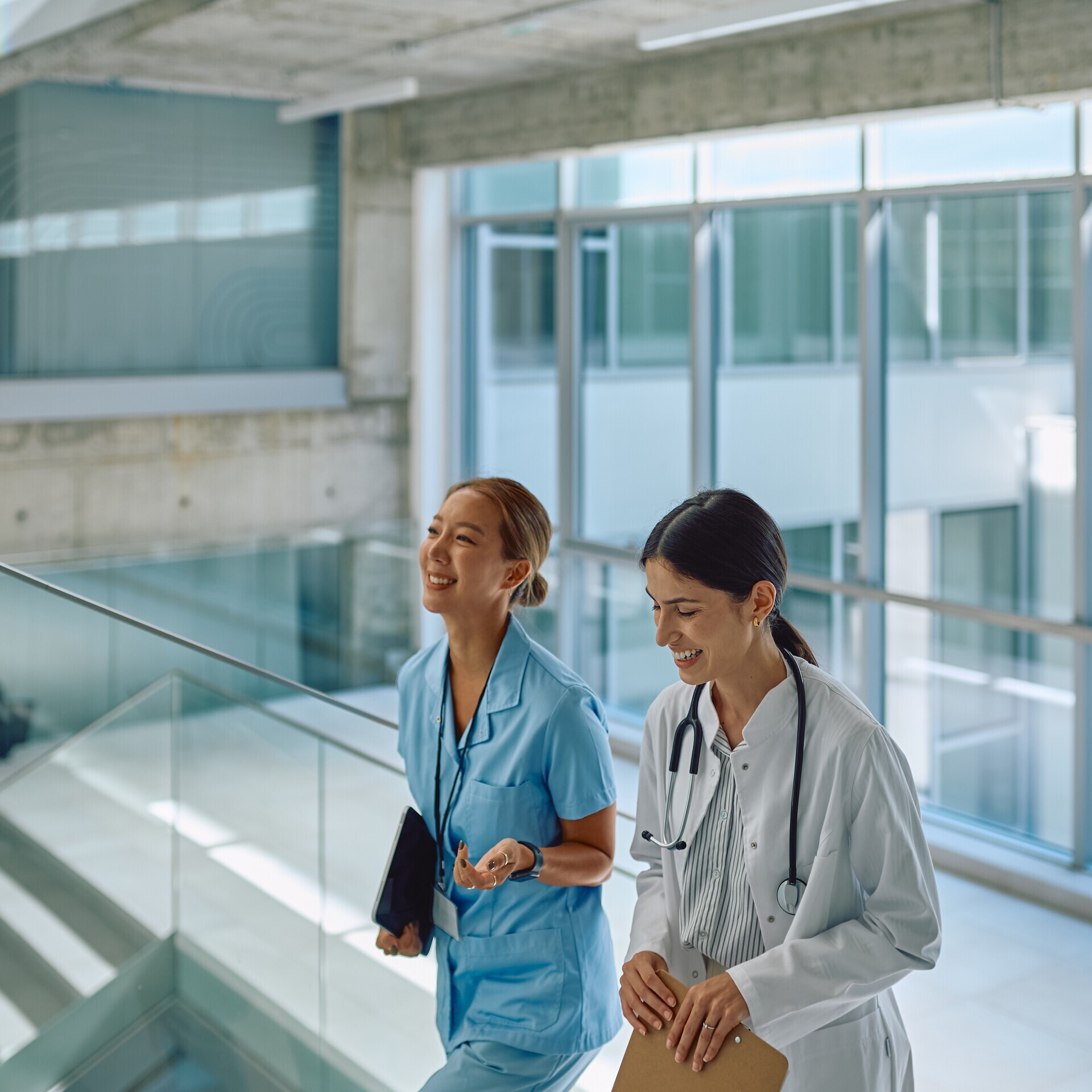 Medizinisches Fachpersonal unterhält sich im Krankenhausflur