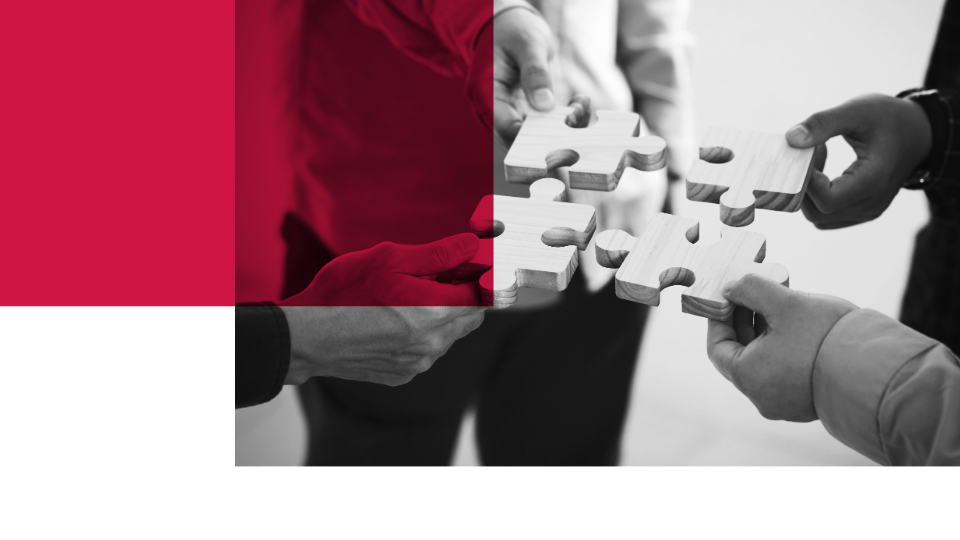Nahaufnahme von vier Personen, die gemeinsam ein Puzzle zusammenstecken