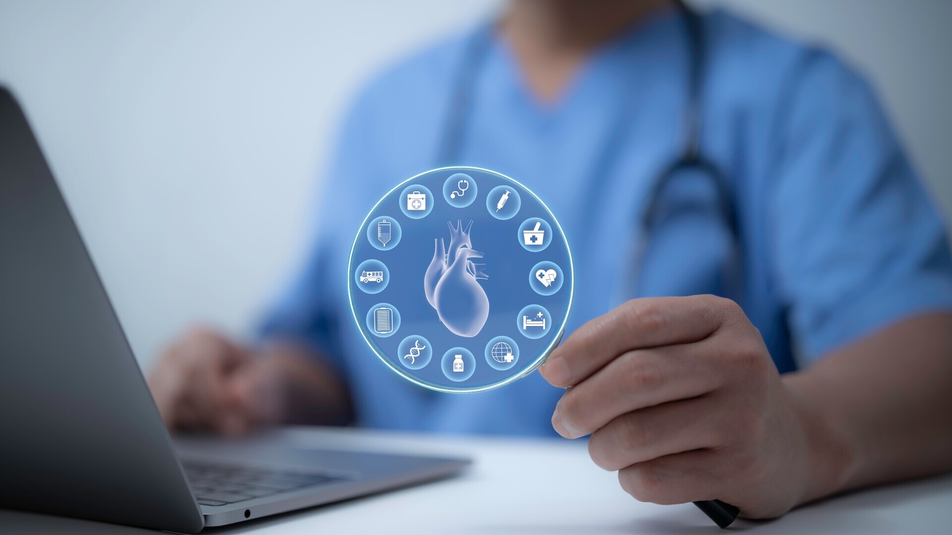 Arzt hält Herz-Hologramm, das von Healthcare Icons umgeben ist