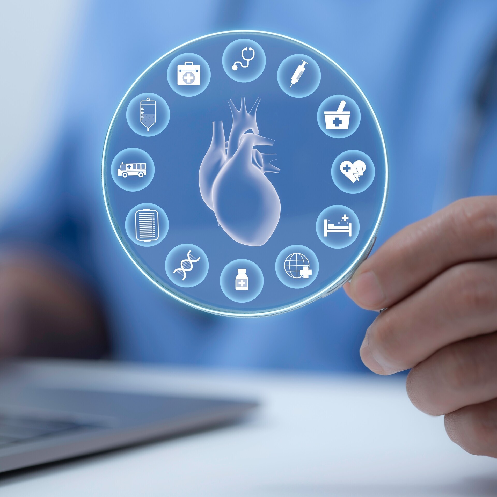 Arzt hält Herz-Hologramm, das von Healthcare Icons umgeben ist