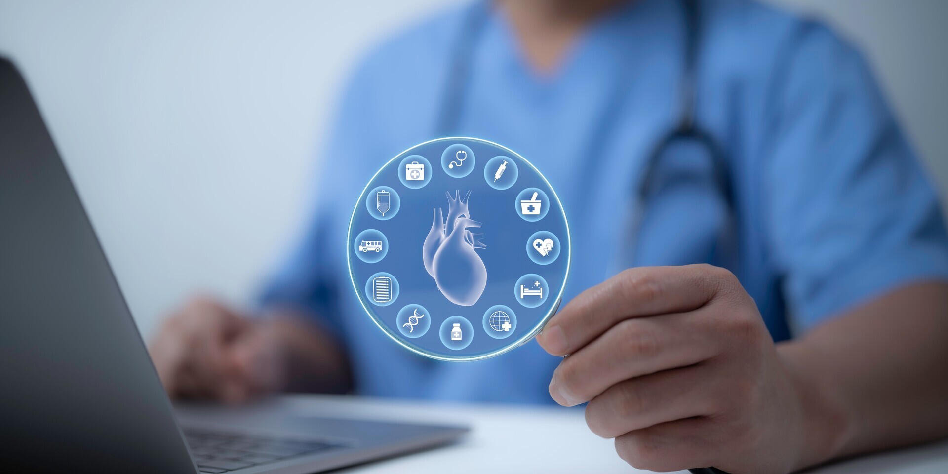 Arzt hält Herz-Hologramm, das von Healthcare Icons umgeben ist