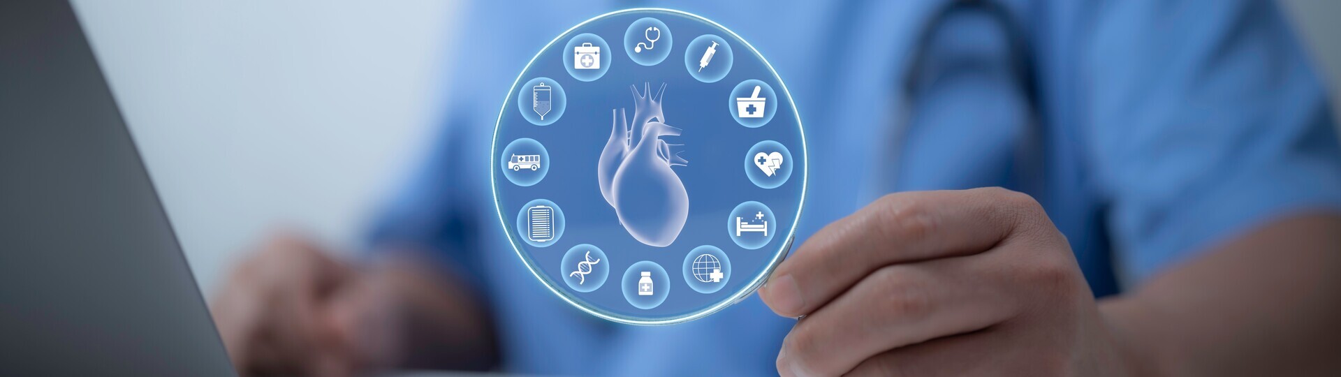 Arzt hält Herz-Hologramm, das von Healthcare Icons umgeben ist