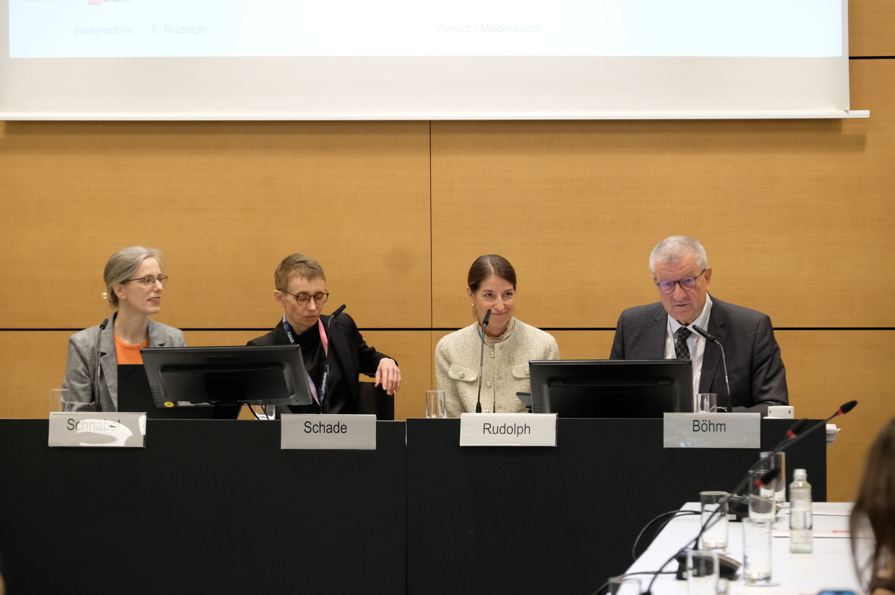 Die Tagungspräsidentinnen und DGK-Pressesprecher Prof. Michael Böhm auf der Pressekonferenz der DGK Herztage 2026.