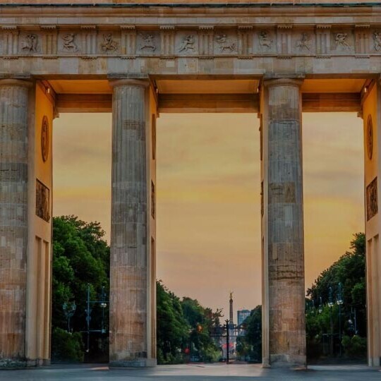 berlin-shutterstock-2323529337-32zu9-1920x540px-dunkler