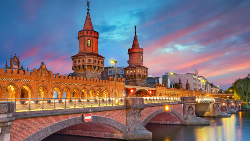 berlin-shutterstock_2386871535-16-9