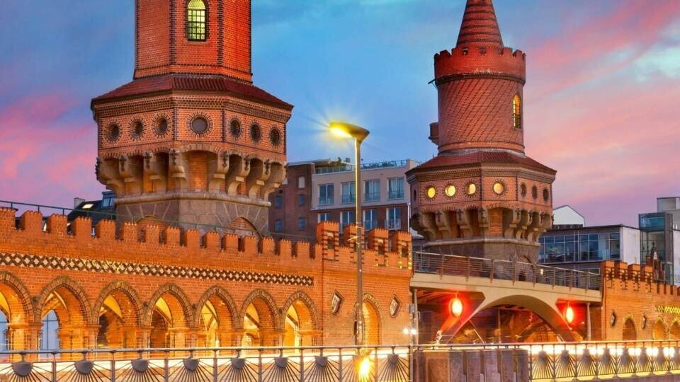 berlin-shutterstock-2386871535-32zu9-1920x540-komp