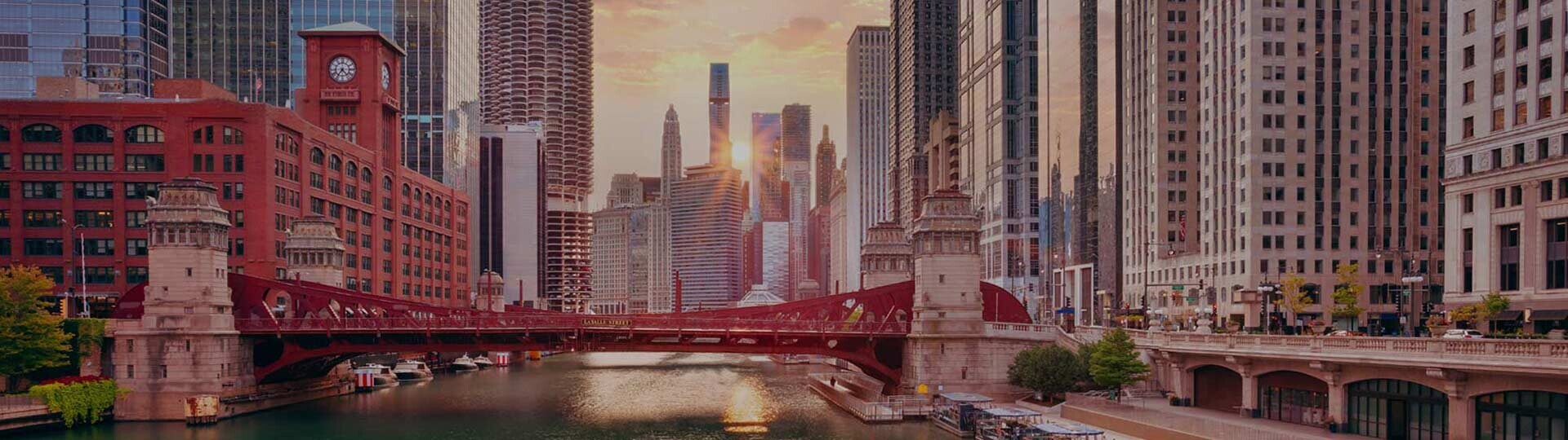 chicago-shutterstock-2524429905-32zu9-1920x540px-dunkel