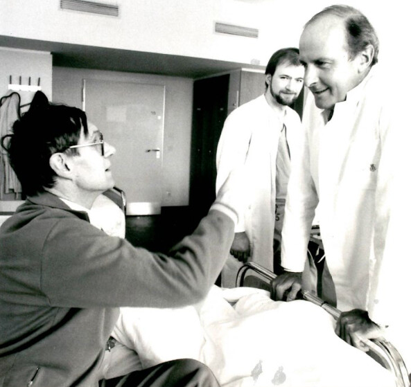 Prof. Borst (rechts) und Prof. Schäfers (links) bei der Visite eines lungentransplantieren Patienten (ca. 1993)