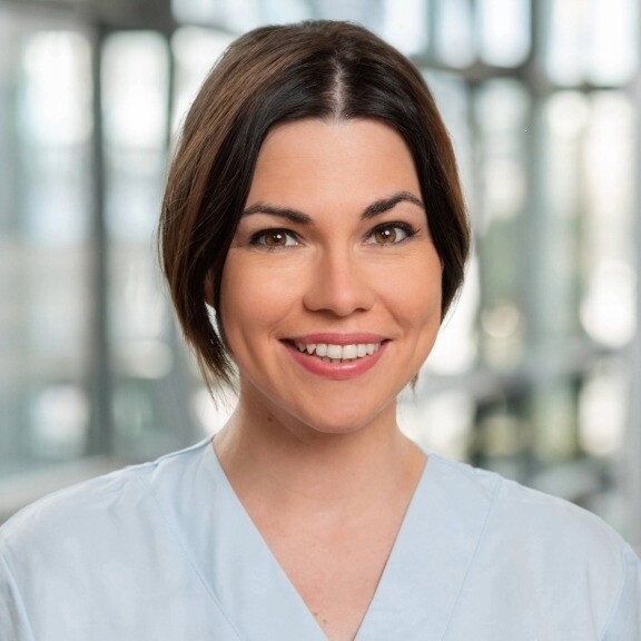 seegers-lena-portrait-1zu1-576x576