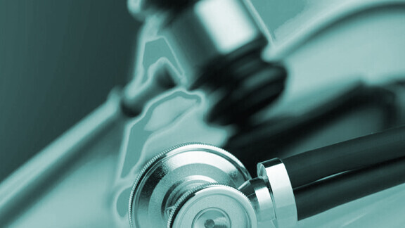 medizin-recht-shutterstock-795328324-1zu1-gefaerbt-576x576px