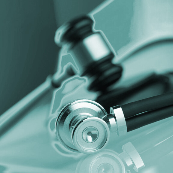 medizin-recht-shutterstock-795328324-1zu1-gefaerbt-576x576px