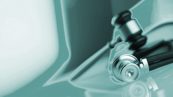 medizin-recht-shutterstock-795328324-gefaerbt-600x338px