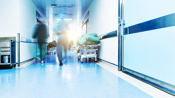 Ärzte im Krankenhausgang