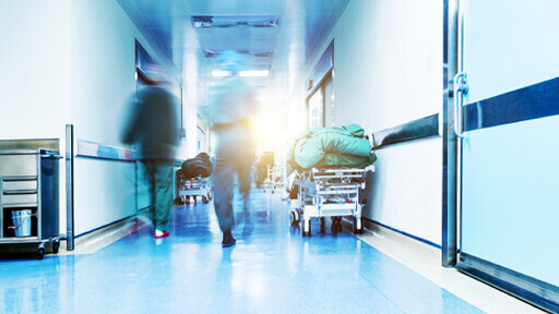 Ärzte im Krankenhausgang