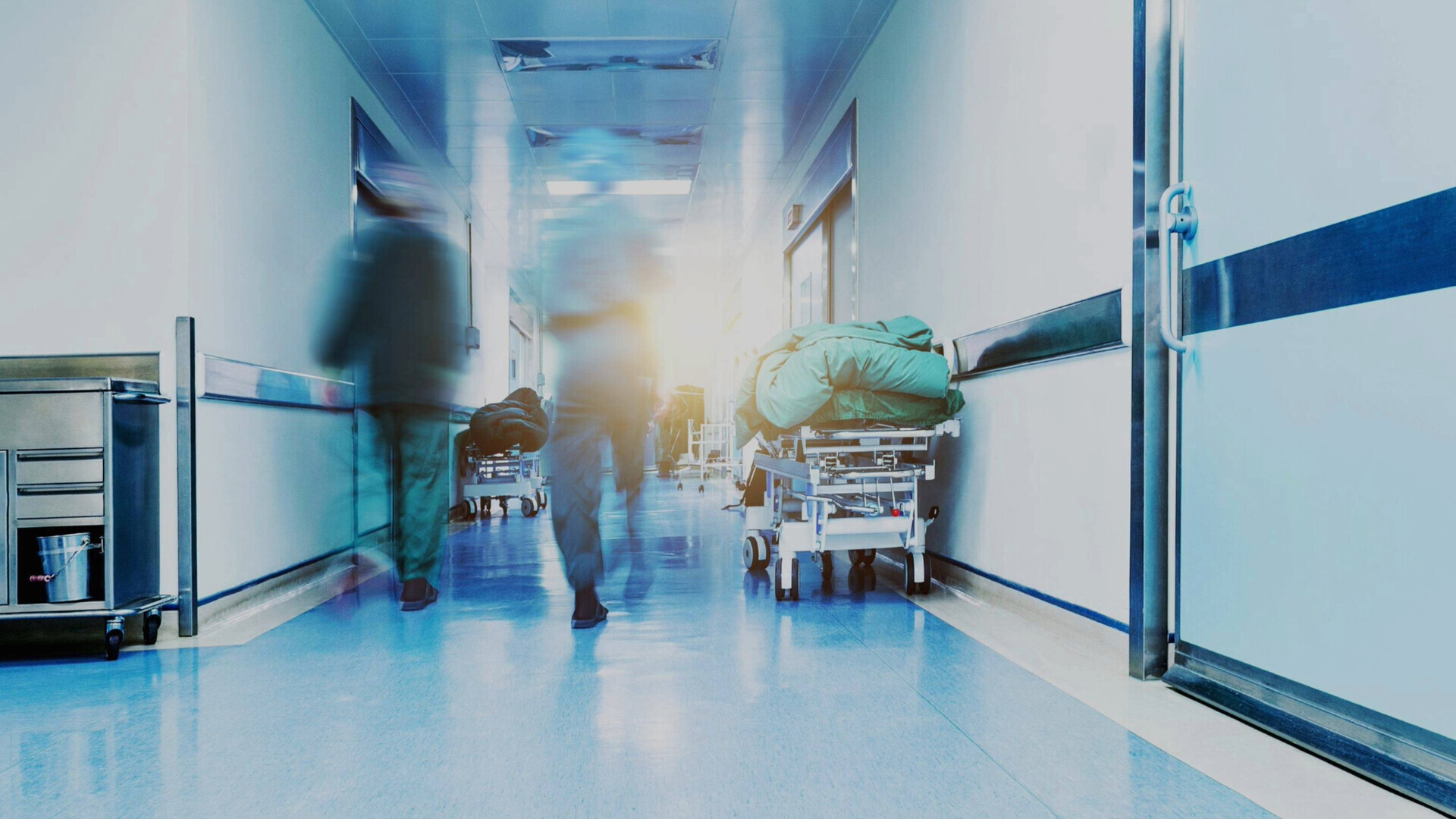 Ärzte im Krankenhausgang