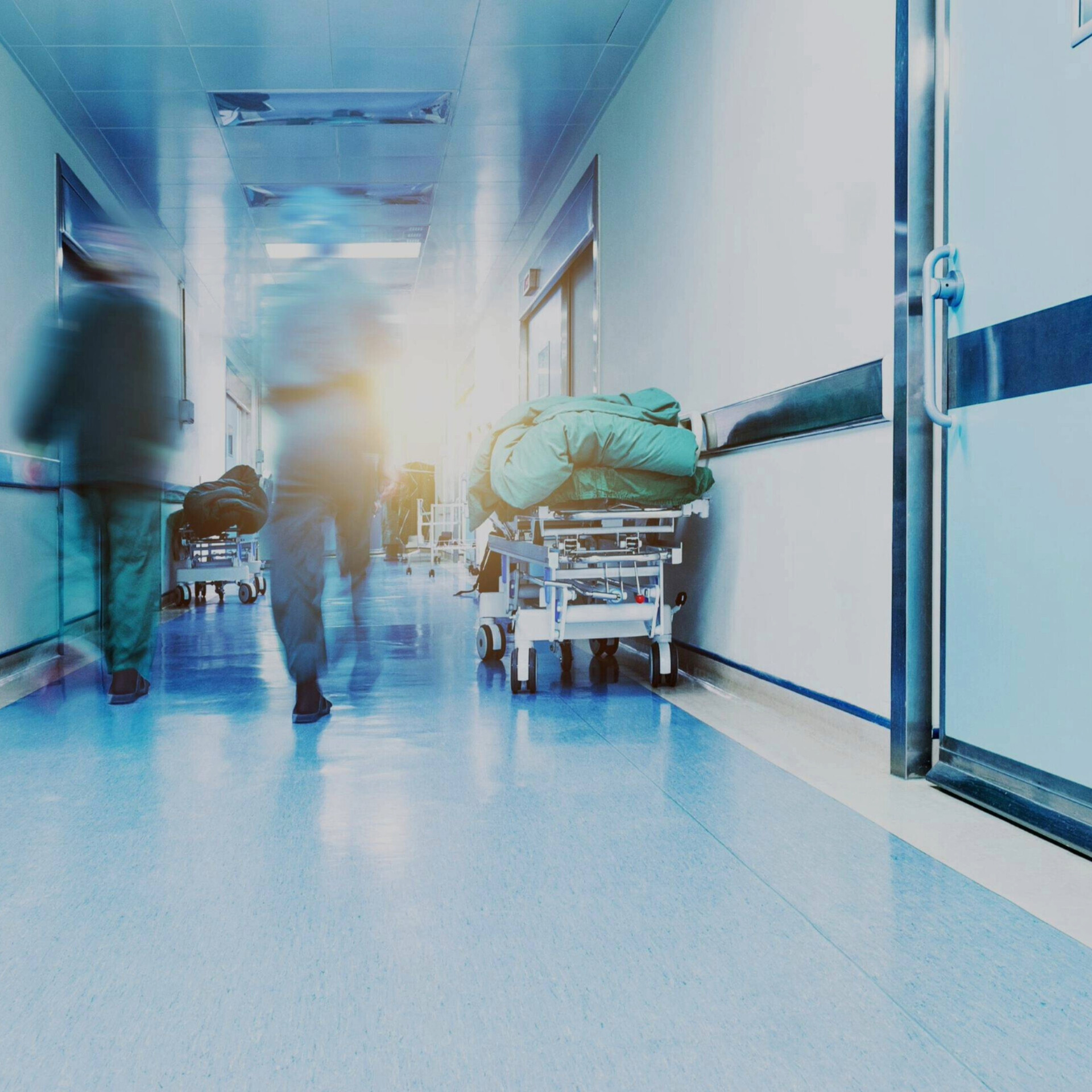 Ärzte im Krankenhausgang