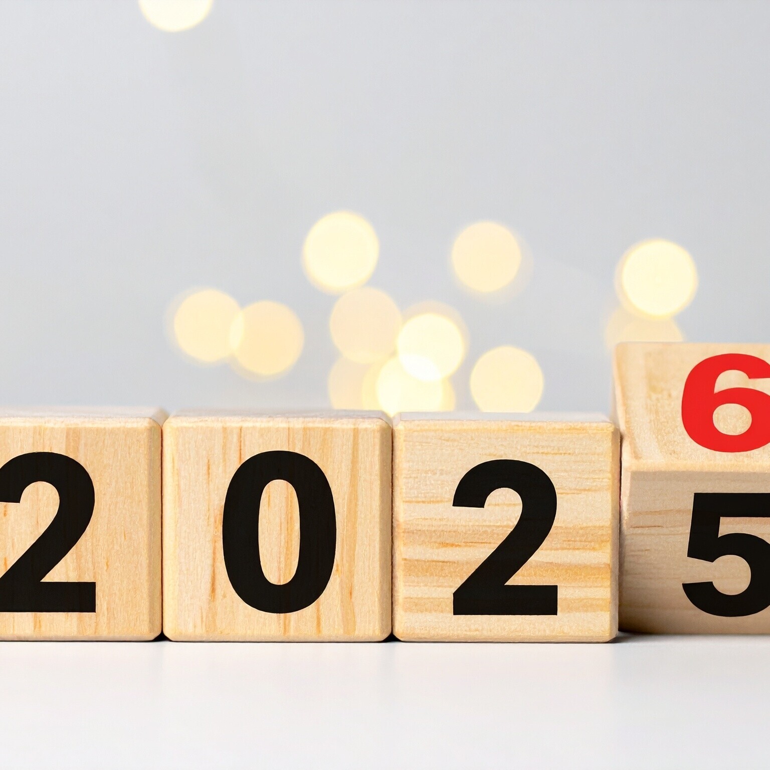 Holzblöcke mit den Jahreszahlen 2025 und 2026