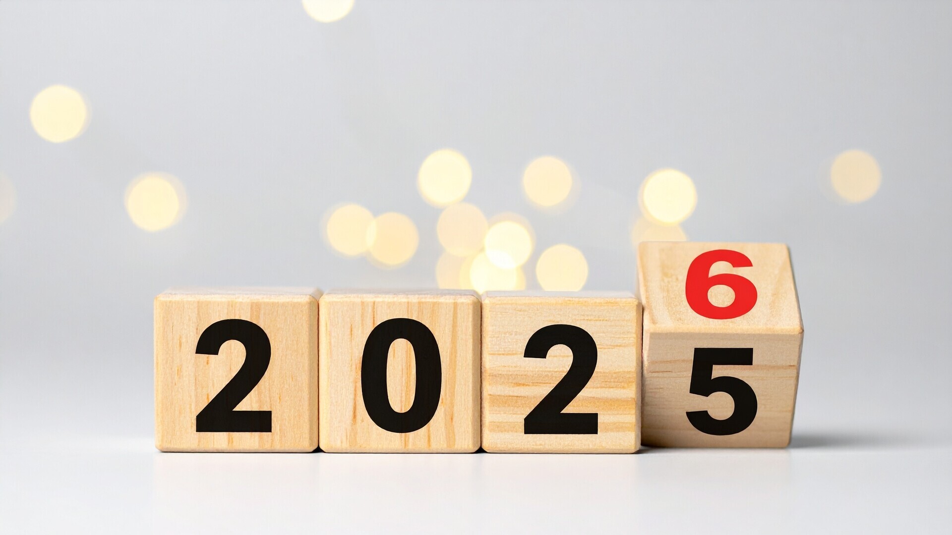 Holzblöcke mit den Jahreszahlen 2025 und 2026