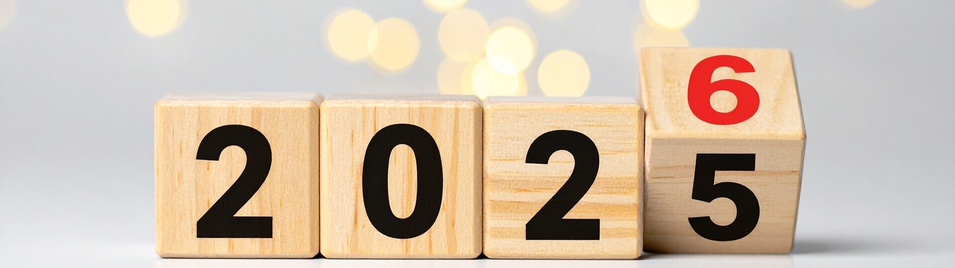 Holzblöcke mit den Jahreszahlen 2025 und 2026