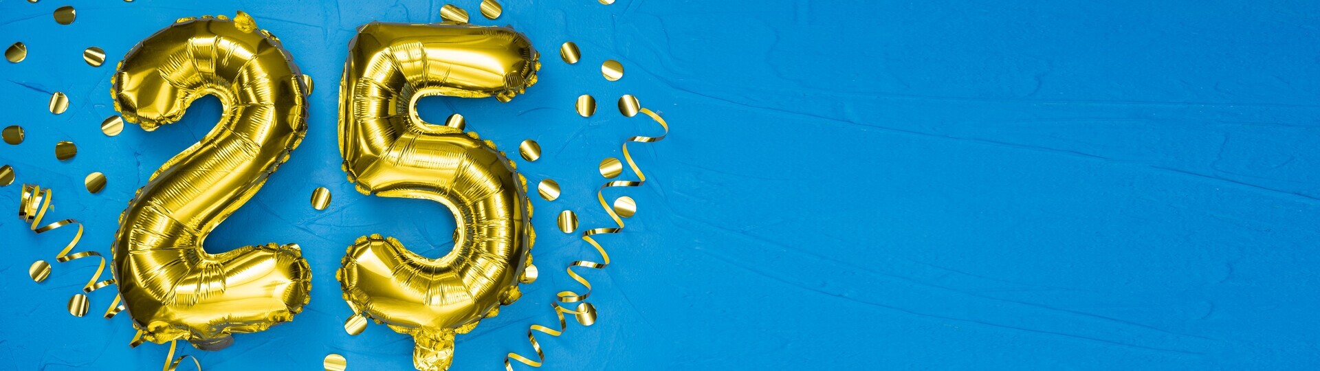Goldene Ballons in Form einer 25