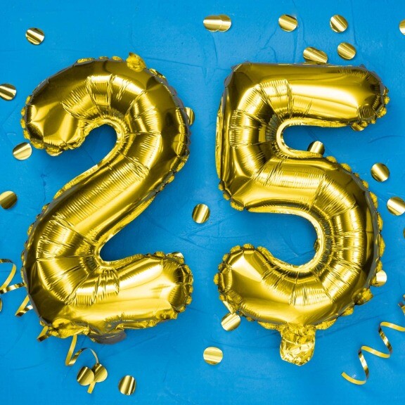 Goldene Ballons in Form einer 25