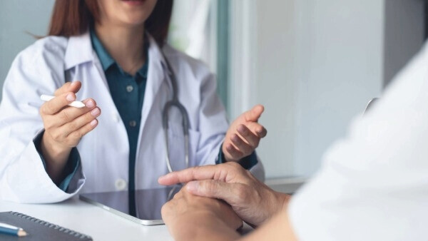 aerztin-in-praxis-shutterstock_2644455161-16zu9-600x338