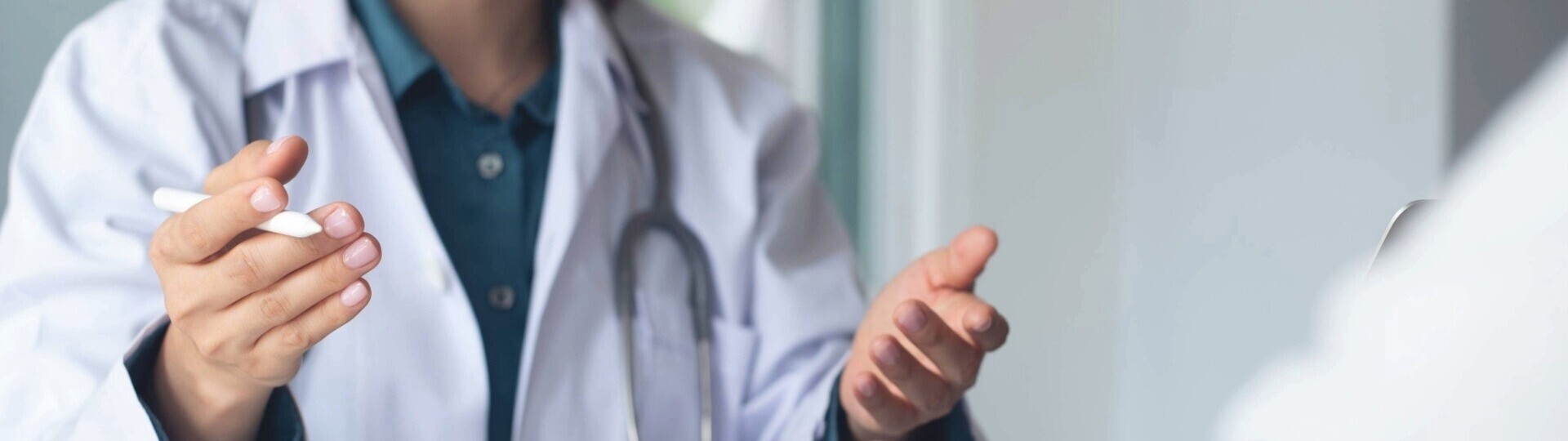 aerztin-in-praxis-shutterstock_2644455161-32zu9-1920x540