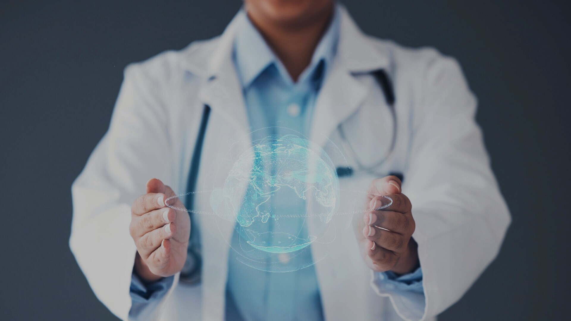 Ärztin mit virtueller Weltkugel zwischen den Händen