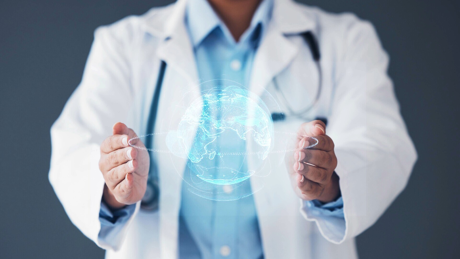 Ärztin mit virtueller Weltkugel zwischen den Händen