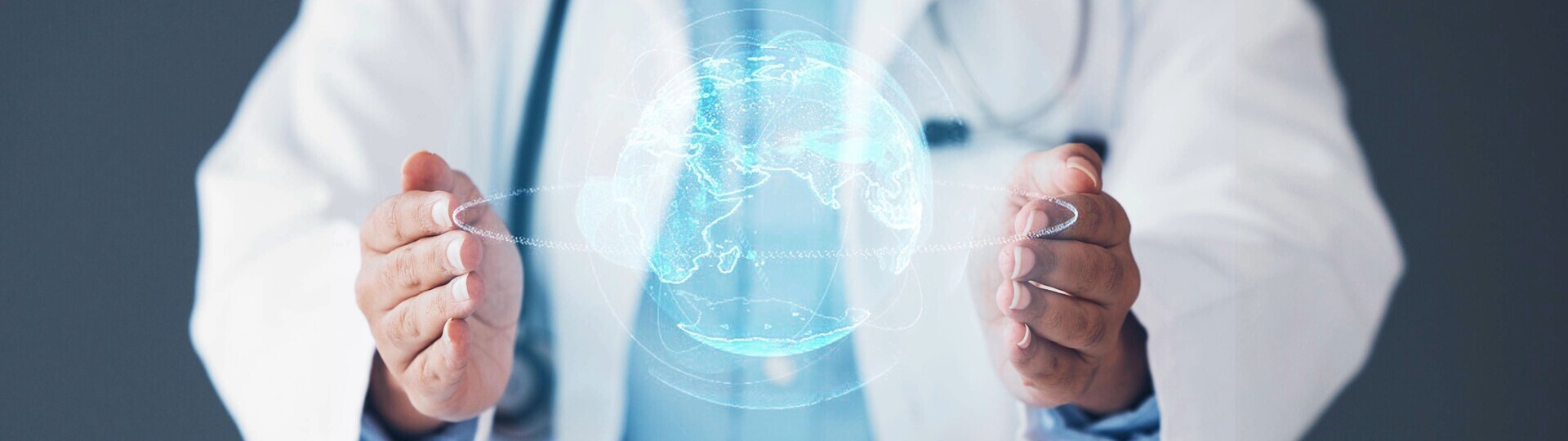 Ärztin mit virtueller Weltkugel zwischen den Händen