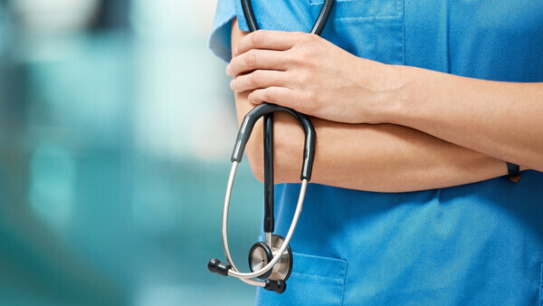 aerztin-stethoskop-shutterstock-2490739531-600x338px