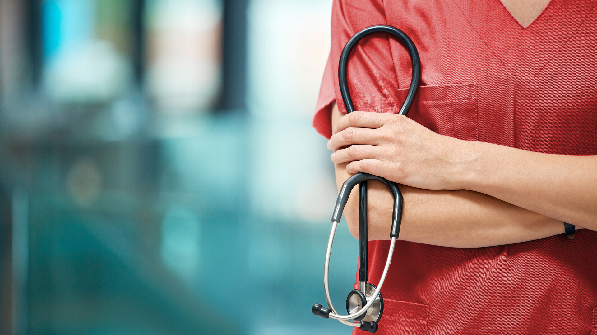 Ärztin mit Stethoskop in der Hand
