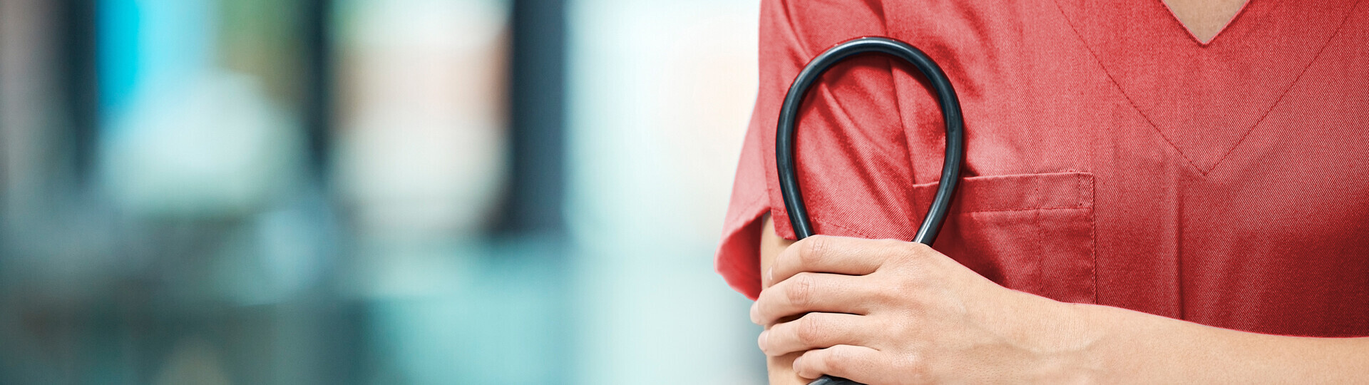 Ärztin mit Stethoskop in der Hand